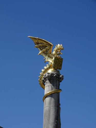 a pole with a statue of a dragon on it at Roer, huisje aan de Maas in Maren-Kessel