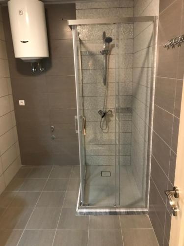 eine Dusche mit Glastür im Badezimmer in der Unterkunft Villa Grand in Bar