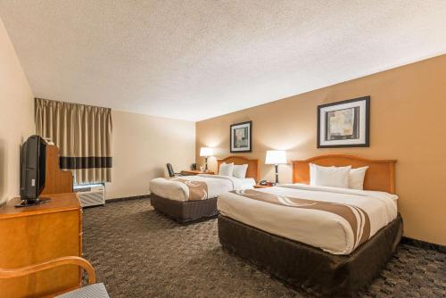 une chambre d'hôtel avec deux lits et une télévision à écran plat dans l'établissement Quality Inn & Suites Portage Central, à Portage