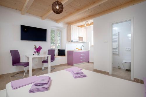 um quarto com duas camas e uma mesa e uma cozinha em Velada Center em Hvar