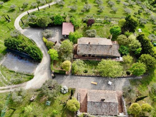 an aerial view of a house with a yard at Agriturismo Panorama sul Lago in Passignano sul Trasimeno