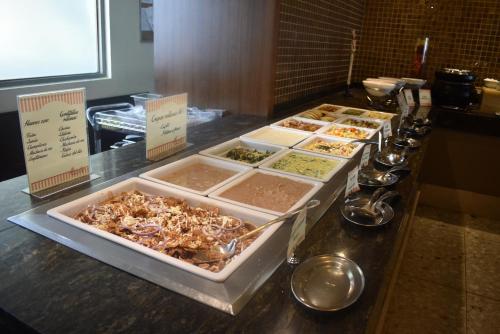 a buffet with several trays of food on a counter at Hotel San Luis Lindavista in Culiacán