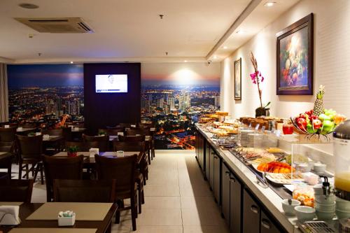 a restaurant with a buffet line with food on it at Hotel D'Luca in Cuiabá