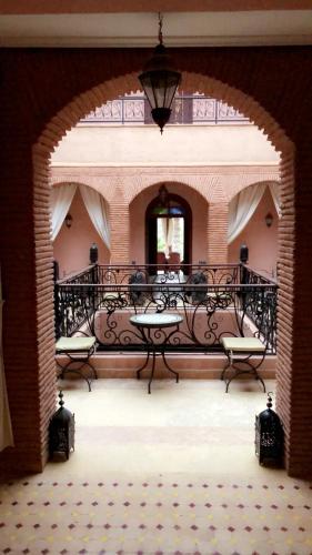 Riad Mhidouにあるバルコニーまたはテラス