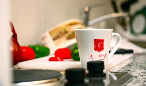 Plateau bouilloire dans l'établissement Le Corail Suites Hotel