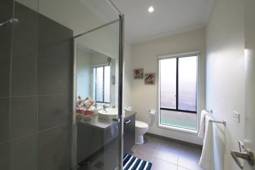 Ένα μπάνιο στο Luxury 9 BRM house in Melbourne