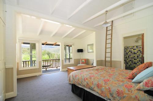 um quarto com uma cama e uma varanda em Spring Grove Dairy Picturesque views em Upper Kangaroo River