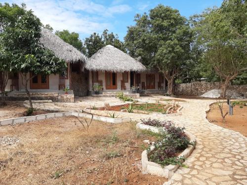 Taman di luar Mulia Bungalows