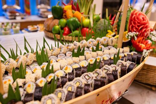 Nha Trang Horizon Hotel في نها ترانغ: عرض السوشي والخضروات على الطاولة