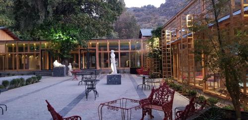 a courtyard with tables and chairs and a statue in a building at Leonera Hotel in La Leonera