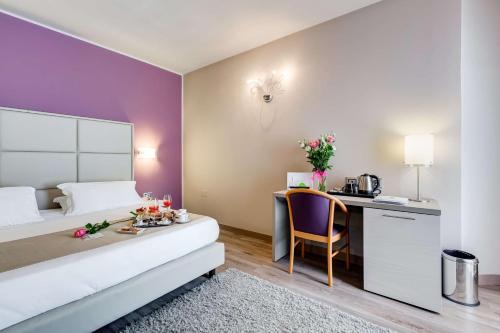 a hotel room with a bed and a desk in a room at Best Western Hotel Imperiale in Nova Siri Marina