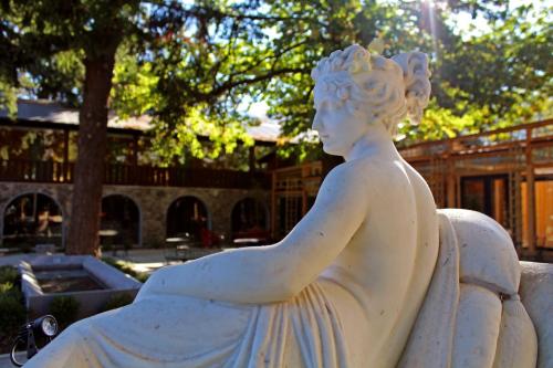 a statue of a woman sitting in a park at Leonera Hotel in La Leonera