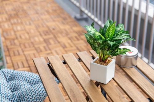 a potted plant sitting on top of a wooden bench at RIVER VILLAS HIROSHIMA in Hiroshima