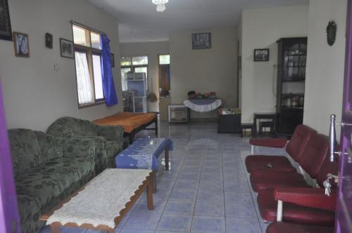 een woonkamer met banken en een tafel bij Dallil Homestay in Lembang