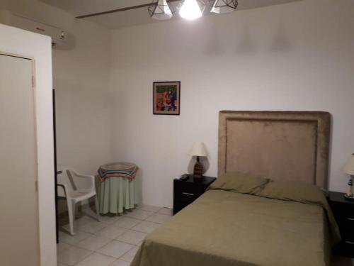 una camera con letto, tavolo e sedia di Martha´s HOUSE a Culiacán