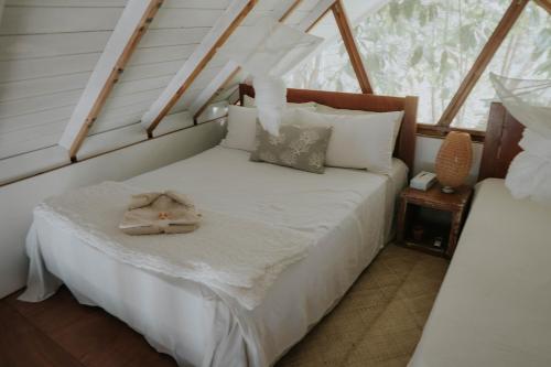 En eller flere senge i et værelse på Whispering Palms - Absolute Beachfront Villas