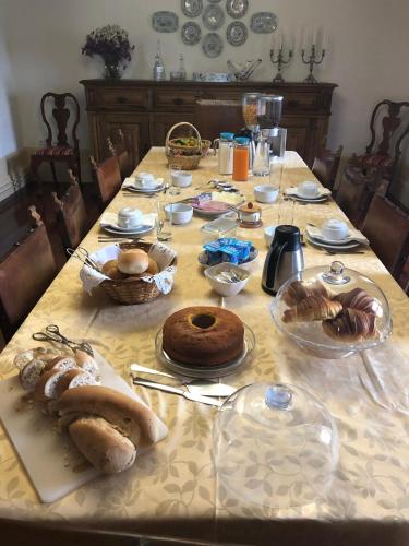 un tavolo con pane e prodotti da forno di Casa do Monte - Douro a Baião