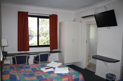 
A bed or beds in a room at Linwood Lodge Motel

