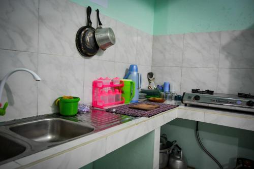 Η κουζίνα ή μικρή κουζίνα στο Homestay sembiring
