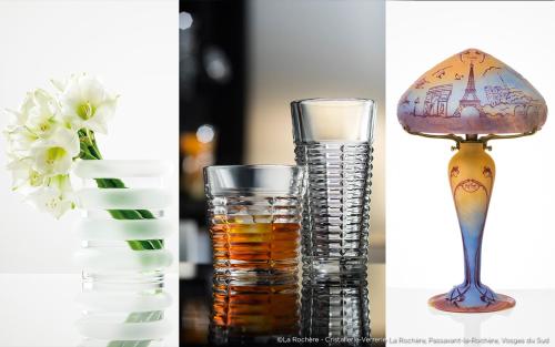 une table avec un verre d'eau et une lampe dans l'établissement Villa Cora Venez neuve avec SPA, à Saint-Bresson