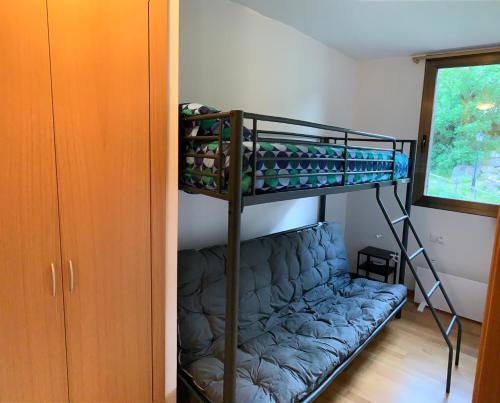 um beliche num quarto com um sofá em Apartamento 3 habitaciones en Pla de la Ermita - Aut em Pla de l'Ermita