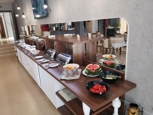 une cuisine avec un comptoir et des bols de nourriture dans l'établissement Family Hotel Dayana Beach, à Sinemorets