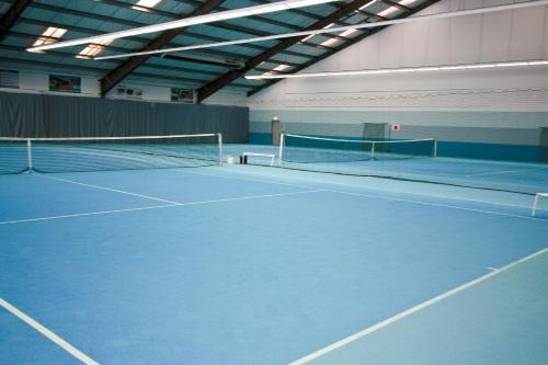 a tennis court with two tennis courts at Hotel Stadt Mühlhausen in Mühlhausen