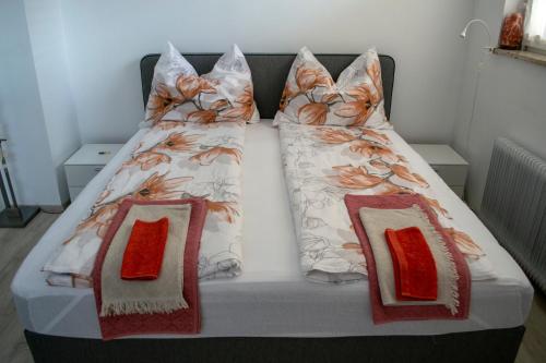 Cama ou camas em um quarto em Pension Hexagon