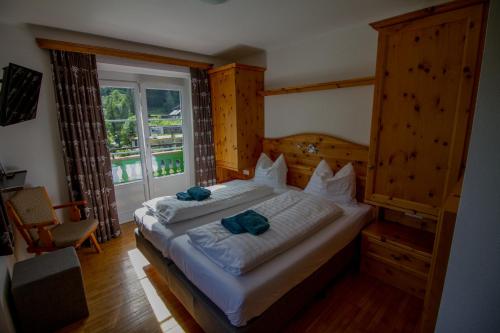 1 dormitorio con 1 cama con 2 toallas en Gasthof Fair, en Mörtschach