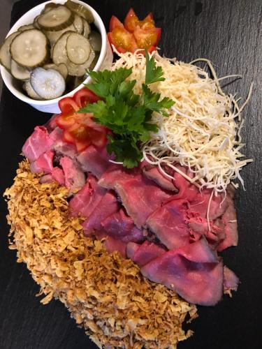 un plato de comida con carne y fideos y un tazón de setas en Kongeåkroen en Brørup