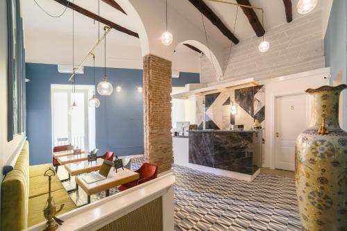 een woonkamer met een gele bank en een vaas bij The Duomo House by House In Naples in Napels