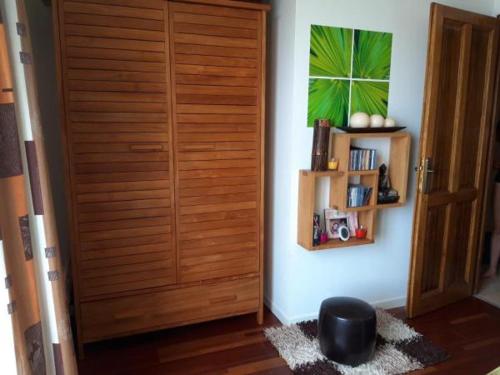 Cette chambre dispose d'une porte en bois et d'une étagère. dans l'établissement Lavandajo, à Canari