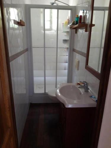 une salle de bain blanche avec un lavabo et une douche dans l'établissement Lavandajo, à Canari