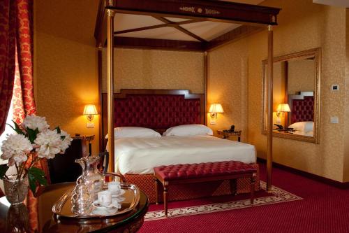Un pat sau paturi într-o cameră la Hotel Maxim