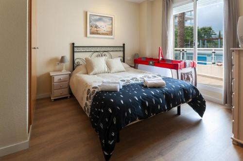 1 dormitorio con 1 cama y vistas a un balcón en Coralina, en Gandía