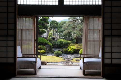 Un jardín fuera de Historical Ryokan SENYUKAN