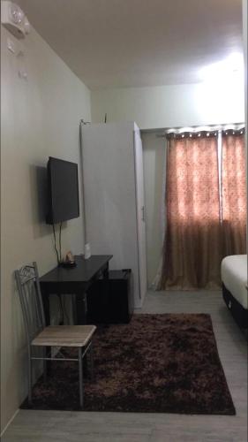 TV a/nebo společenská místnost v ubytování Staycation condo with pool near SM Tungko, Bulacan