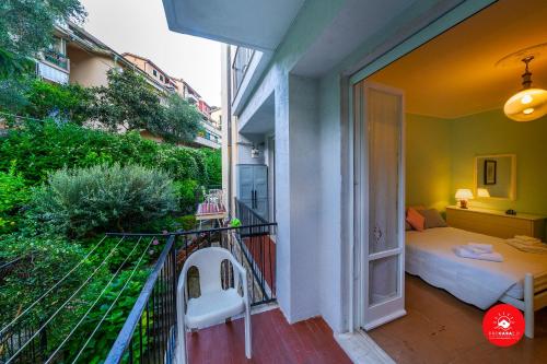 una camera con un balcone, un letto e una camera da letto di Due Passi dal Mare a Portovenere