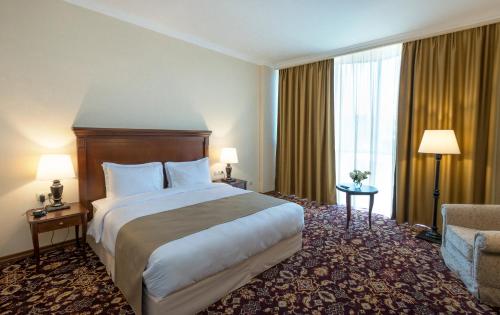 Кровать или кровати в номере Ani Grand Hotel Yerevan