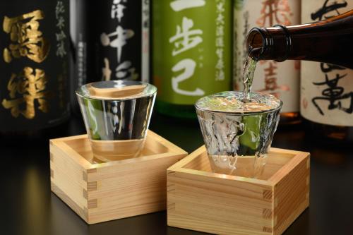 a drink is being poured into a drinking glass at Eirakukan in Koriyama