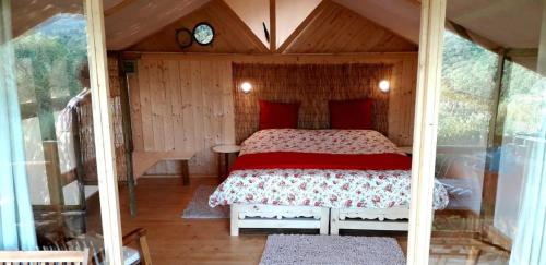 เตียงในห้องที่ Stazzu la Capretta Farm Camping & Guest Rooms