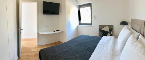a bedroom with a bed and a window at Villa Sunny Garden in Barbat na Rabu