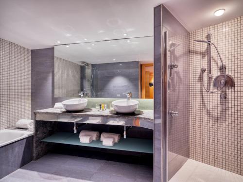 a bathroom with two sinks and a shower at Sansi Pedralbes in Barcelona