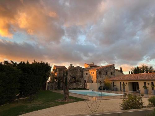 a house with a swimming pool in the yard at Le Pré de l'Aube in Montjoyer