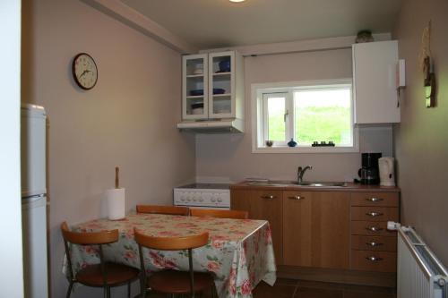Кухня или кухненски бокс в Guesthouse Svinavatn