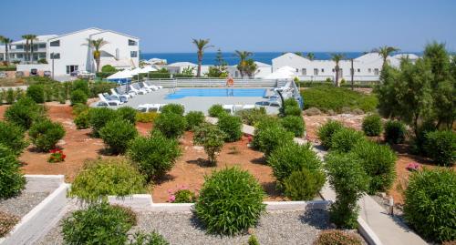 vista sul giardino con piscina di Evelyn Hotel a Stavros