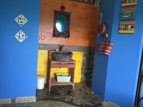 une salle de bains miniature avec lavabo et miroir dans l'établissement Belle propriété entre Terre et Mer, à Hérépian