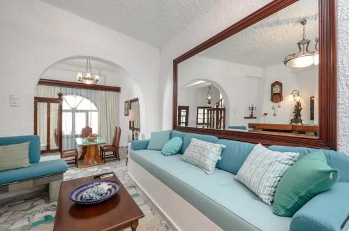 un soggiorno con divano blu e tavolo di Naxos Center Houses a Naxos Chora
