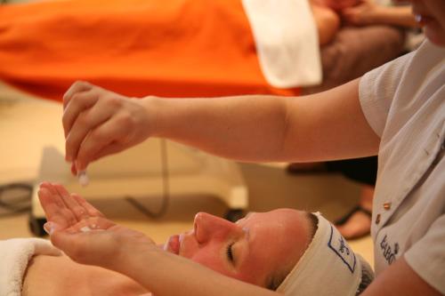 Eine Frau bekommt eine Massage in einem Salon. in der Unterkunft Swaenenburgh in Vlissingen