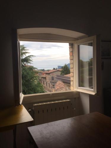 聖費利切德爾貝納科的住宿－Alboino Apartments - Ermengarda & Desiderata，市景窗户